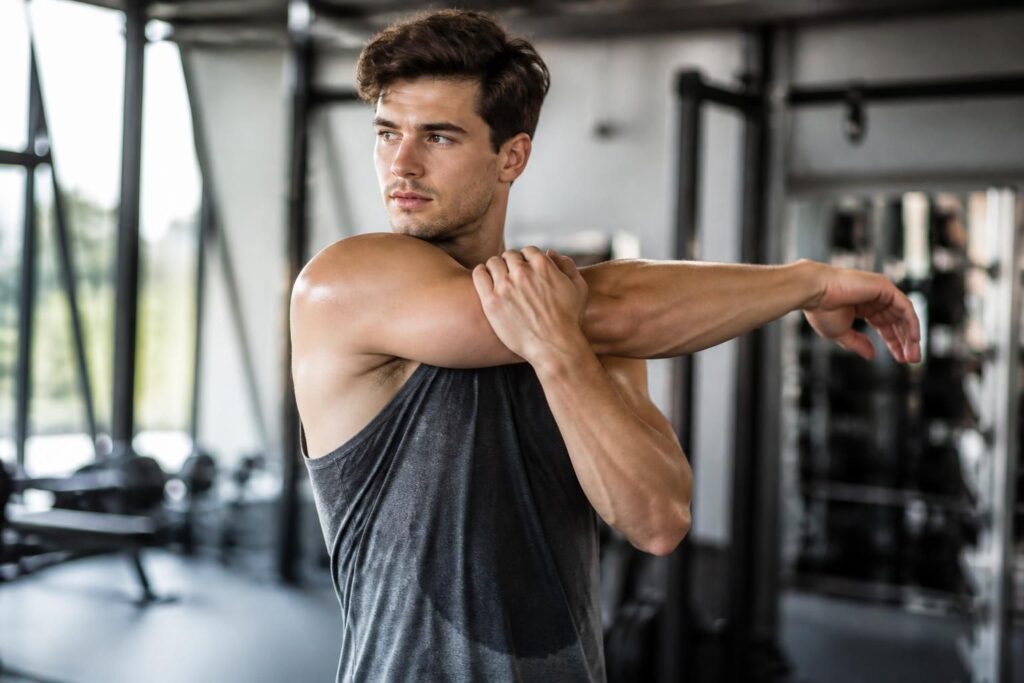 découvrez des étirements efficaces pour les bras et épaules après la musculation afin de prévenir les douleurs et améliorer la récupération musculaire.